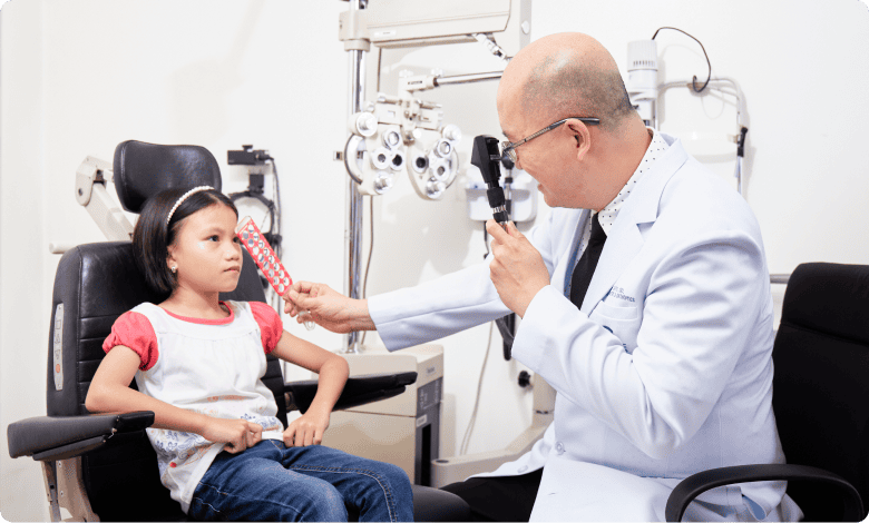 an ophthalmologist doing a specialized optometric service